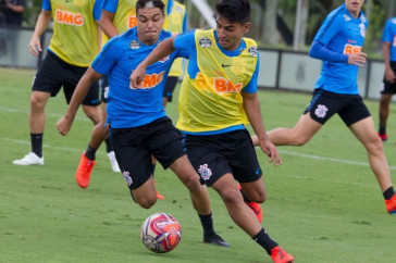 Roni e Fabr�cio Oya no treino de hoje no CT Joaquim Grava