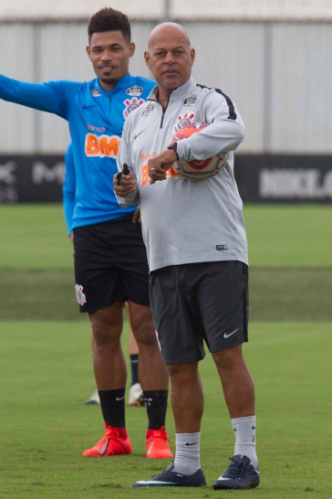 J�nior Urso treina no CT Joaquim Grava
