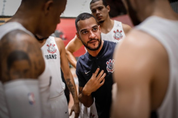 T�cnico Bruno Savignani durante o jogo contra o Vasco pelo Novo Basquete Brasil