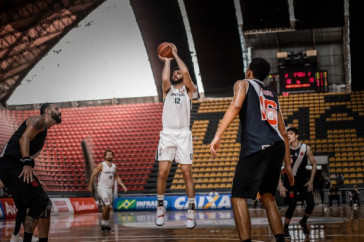 Giovannoni durante o jogo contra o Vasco pelo Novo Basquete Brasil
