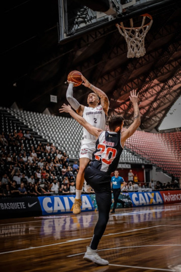 Fuller pronto para cesta durante o jogo contra o Vasco pelo Novo Basquete Brasil