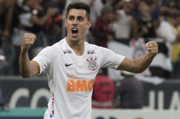 Danilo Avelar comemorando gol do Corinthians contra a Ferrovi�ria, na Arena