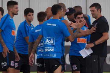Cuca passa instru��es durante o treino de hoje no CT
