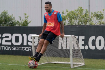 Cayson no treino desta quinta-feira no CT Joaquim Grava; Tim�o de olho no Santos, pela semi