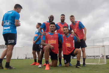 Elenco durante o treino de hoje no CT Joaquim Grava