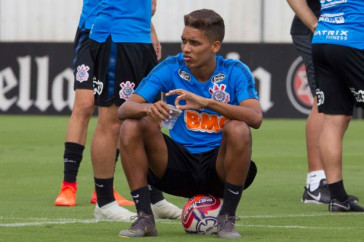 Garoto Pedrinho treina no CT
