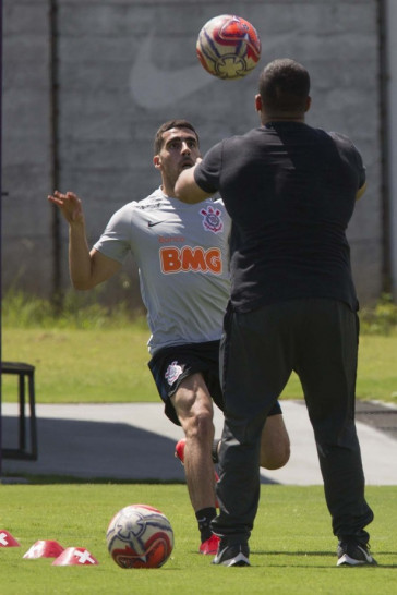 Gabriel treina no CT Joaquim Grava