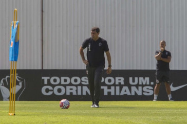F�bio Carille no treinamento de hoje no CT Joaquim Grava
