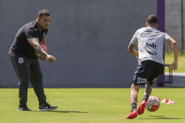 Fl�vio Grava orienta Gabriel no treino deste s�bado no CT