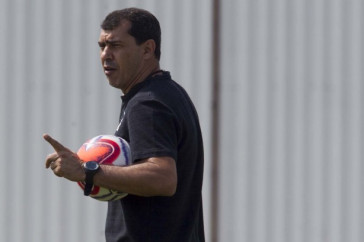 Carille passa instru��es no treino de hoje no CT Joaquim Grava