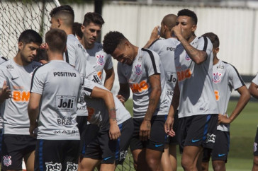 Elenco corinthiano no treino de hoje no CT Joaquim Grava em prepara��o para jogo contra o Santos