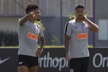 Os volantes J�nior Urso e Ralf no treino de hoje no CT Joaquim Grava
