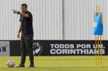 Carille comanda treino no CT Joaquim Grava neste s�bado