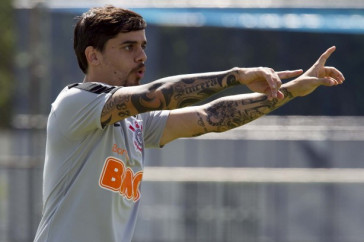 Fagner no treino deste s�bado no CT Joaquim Grava; Tim�o enfrenta o Santos