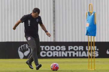 F�bio Carille comanda o treino deste s�bado no CT Joaquim Grava
