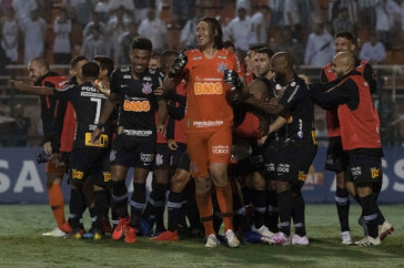 Jogadores do Corinthians comemoram classifica��o contra o Santos
