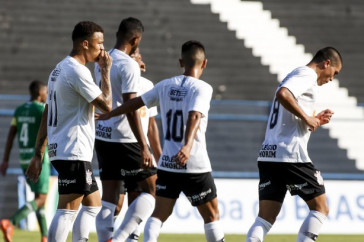 Jogadores comemoram gol de Bilu contra a Chapecoense, pela Copa do Brasil Sub-20