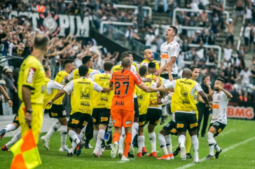 Danilo Avelar comemora seu gol contra o S�o Paulo com todo o elenco do Corinthians