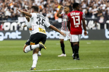 Danilo Avelar comemorando seu gol contra o S�o Paulo, pela final do Paulist�o 2019