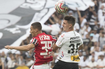 Danilo Avelar em partida contra o S�o Paulo, pela final do Campeonato Paulista