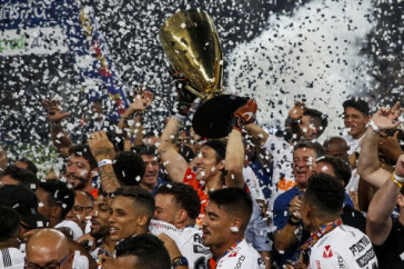 Jogadores do Corinthians erguem a ta�a de campe�o paulista 2019