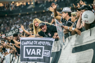 Torcida corinthiana enlouquecida com o t�tulo do Tim�o em cima do S�o Paulo