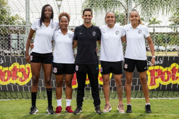 Goleiras e preparadores de goleiras durante evento do Dia do goleiro