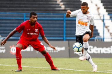 David jogando pelo Corinthians no empate com o Internacional pelo Brasileiro Sub-17