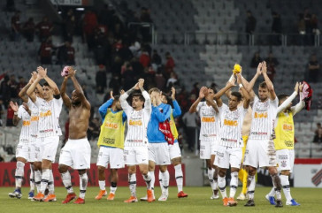 Elenco corinthiano agradece � torcida durante vit�ria contra o Athletico Paranaense