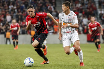 Garoto Mateus Vital em a��o diante o Athletico Paranaense, pelo Campeonato Brasileiro