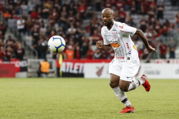 Vagner Love em a��o diante o Athletico Paranaense, pelo Campeonato Brasileiro