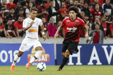 Pedrinho no jogo contra o Athletico Paranaense