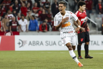 Pedrinho comemora seu gol contra o Athletico Paranaense, pelo Brasileir�o
