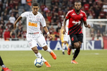Jovem Pedrinho na partida contra o Athletico Paranaense
