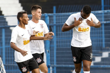 Jogadores comemorando o gold e Nathan contra o S�o Caetano, pelo Sub-20