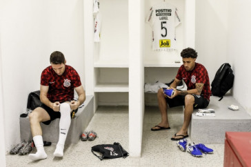 Boselli e Gabriel no vesti�rio do Pacaembu preparando-se para o D�rbi