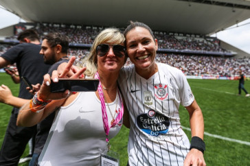 Cacau comemorando o t�tulo do Campeonato Paulista Feminino