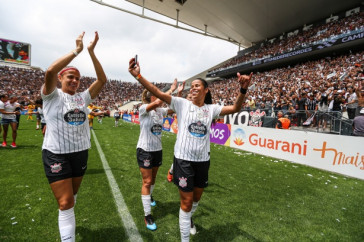 Meninas do Corinthians comemorando o t�tulo do Campeonato Paulista Feminino