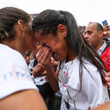 Vict�ria comemorando o t�tulo do Campeonato Paulista Feminino