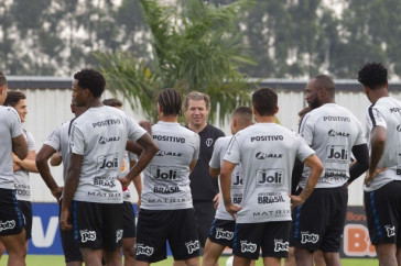 Anselmo e jogadores no treinamento desta quinta-feira no CT Joaquim Grava