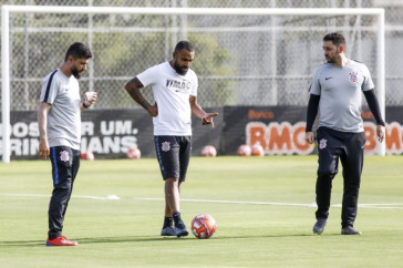 Coelho e comiss�o t�cnica no treino que prepara a equipe para semifinal da competi��