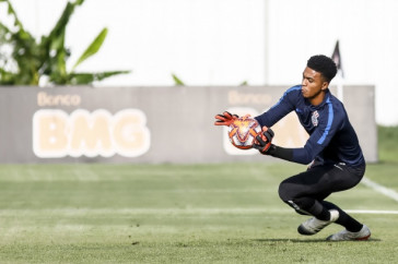 Goleiro Yago treina para duelo contra o Internacional, pela Copinha
