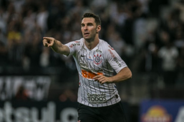 Boselli comemora o terceiro gol do Corinthians na partida contra o Botafogo-SP
