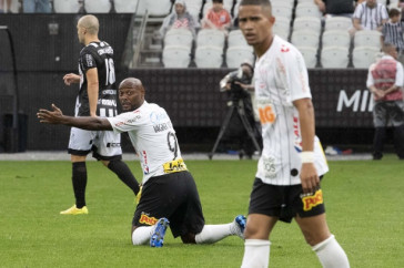 Vagner Love em a��o em confronto contra a Inter de Limeira