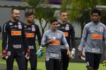 Fagner e Gil com os goleiros do Corinthians durante o treino da manh� desta sexta-feira