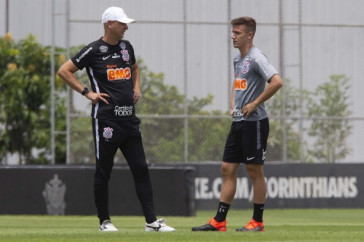 Tiago Nunes conversa com Lucas Piton no CT Joaquim Grava
