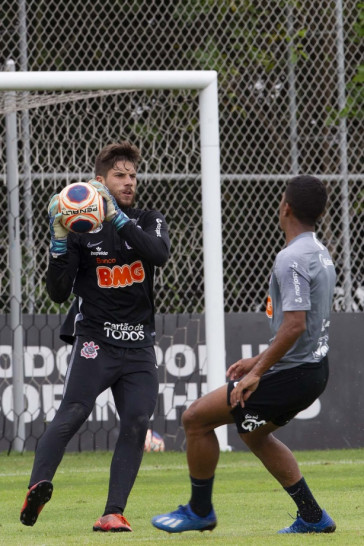 Goleiro Matheus durante o treino da amanh� desta quinta-feira