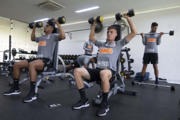 �derson e Lucas Piton fazem trabalho na academia do CT