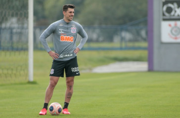 Danilo Avelar no treino desta quinta-feira no CT