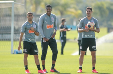 J�, Gabriel e Danilo Avelar no treino da manh� desta quinta-feira no CT Dr. Joaquim Grava